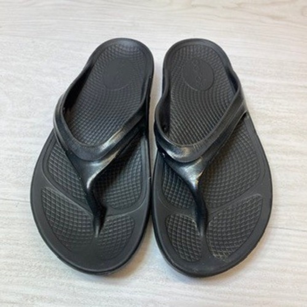 Oofos Womens 6 37 OOriginal Sandals Recovery Flip Flops Black Foam Arch Support